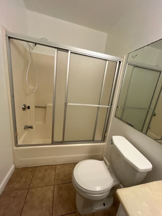 Building Photo - SPACIOUS 2 BDRM, 2 BA WITH HIGH CEILING!