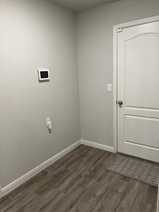 Building Photo - 525 Sentry Valley St