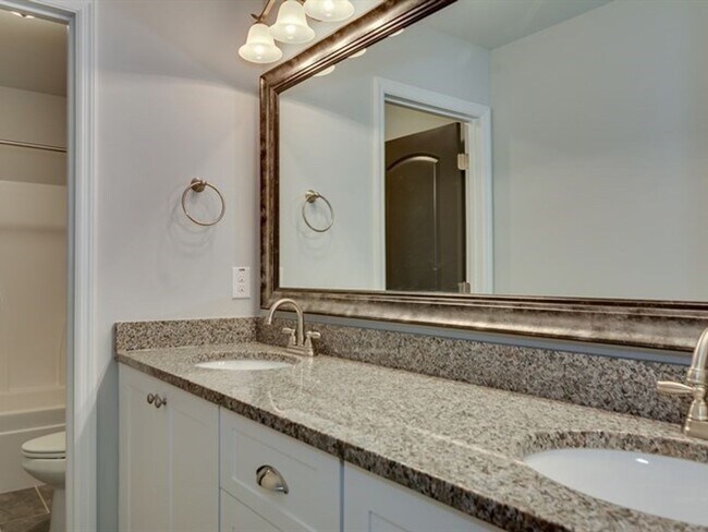 Building Photo - Centrally Located Home Sweet Home