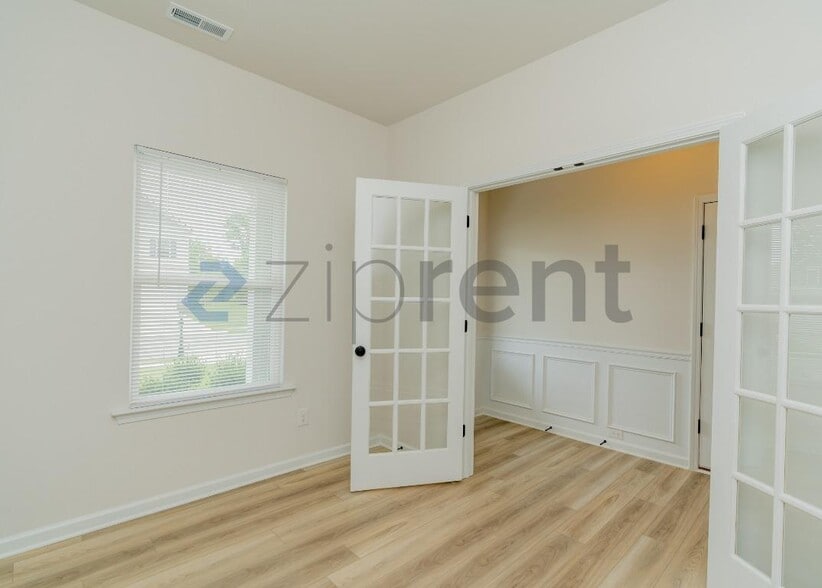 Building Photo - Unit