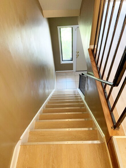 Building Photo - 9745 Lake Shore Dr