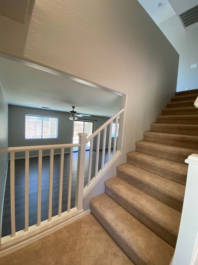 Building Photo - 4 Bedroom, 3 bath, two story with loft in ...