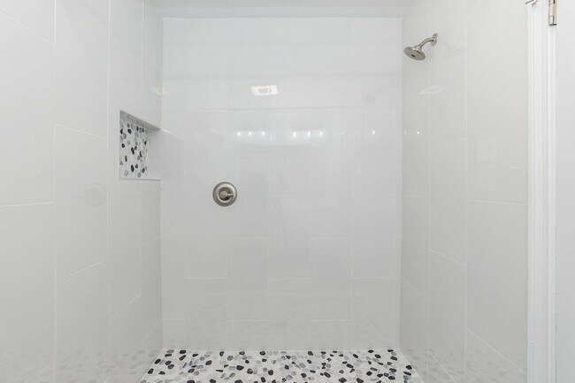 Building Photo - Sheek Updated Home With Pool!