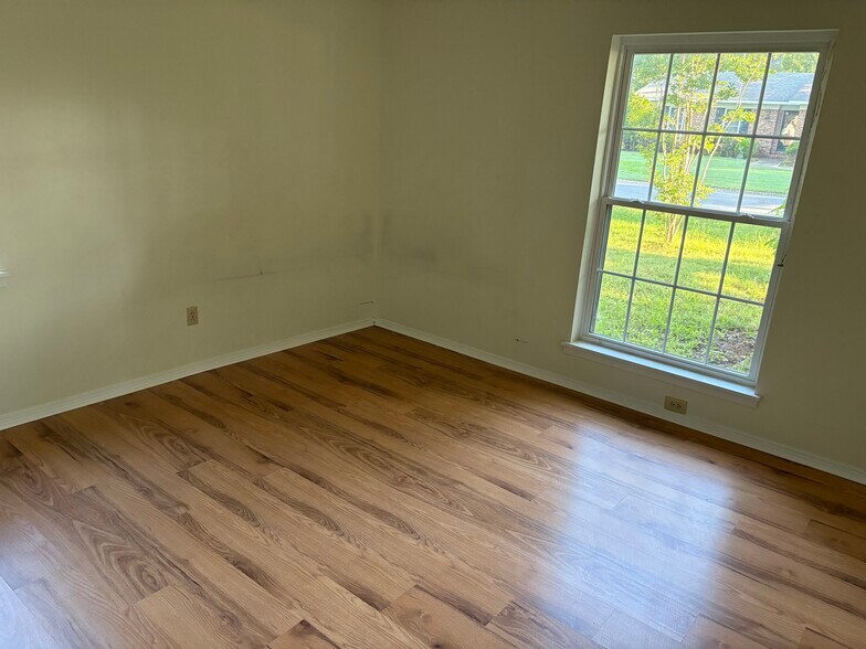 Building Photo - 1300 Pinewood Dr