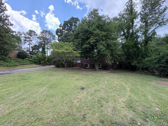 Building Photo - Spacious 4 Bed 2.5 bath Home Close to Fort...