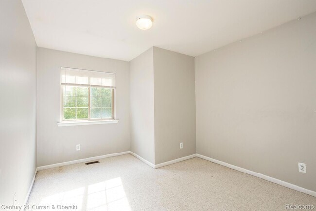 Building Photo - 16944 Farmington Rd