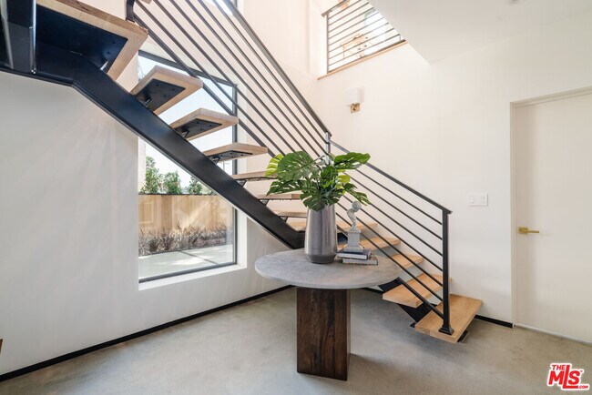 Building Photo - 611 Broadway St