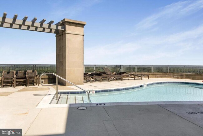Building Photo - 8220 Crestwood Heights Dr