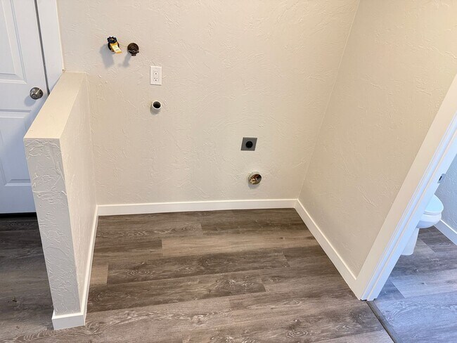 Building Photo - New 2 bed 1 1/2 bath duplex in Springfield!