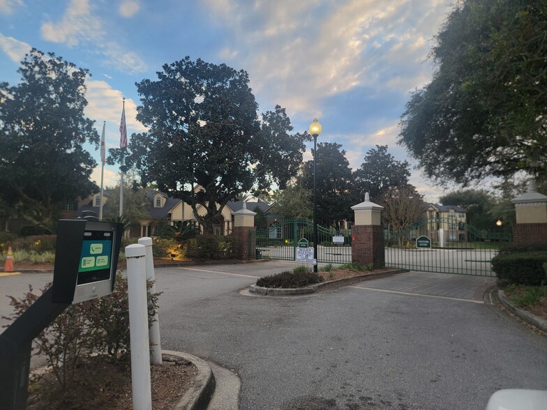 Building Photo - 7800 Point Meadows Dr