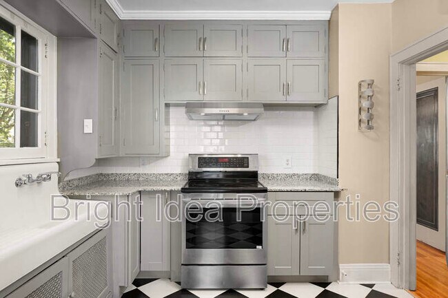 Building Photo - 969 St Clair Ave
