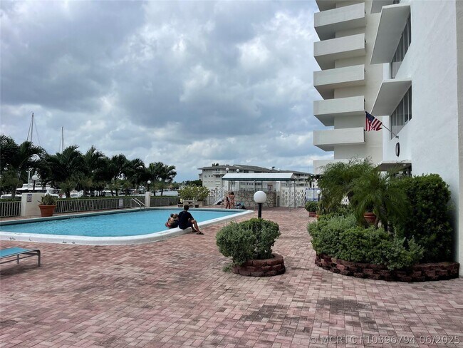 Building Photo - 401 Golden Isles Dr