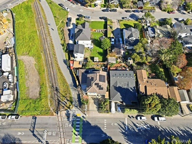 Building Photo - 820 Almar Ave