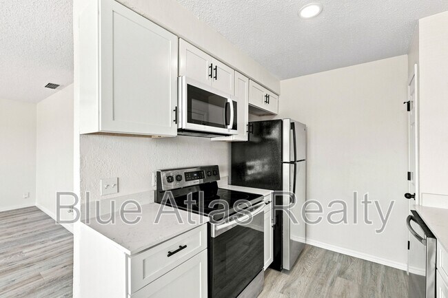Building Photo - 8137 Foxfire Ln