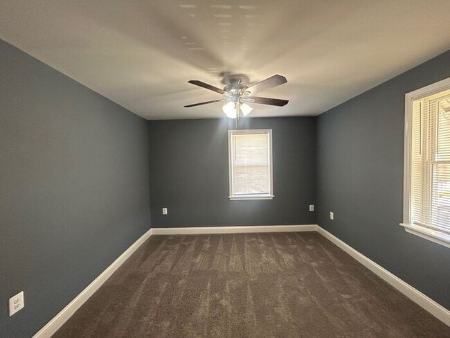 Building Photo - 4 Bedrooms with 2 full bathroom