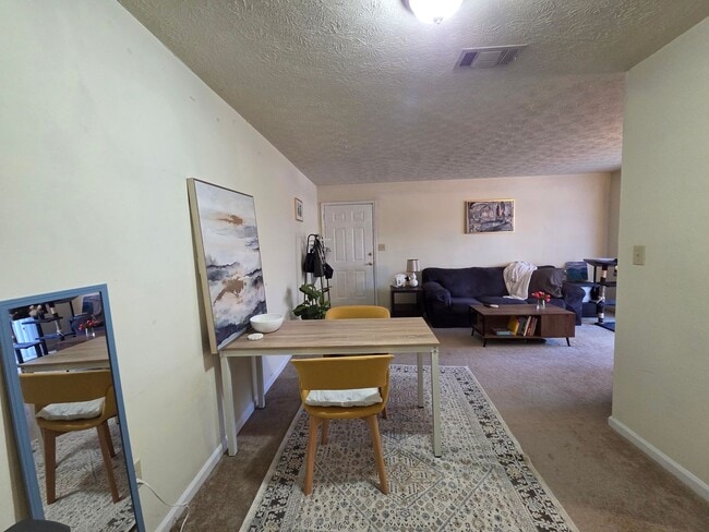 Building Photo - Campus View 1 Bedroom Apt. -Walking Distance to UGA!