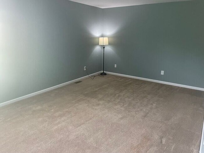 Building Photo - Large 3 Bedroom/2.5 Bath/Bonus/Florida Room