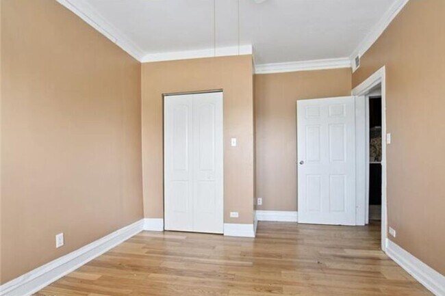 Building Photo - 1140 W 77th St