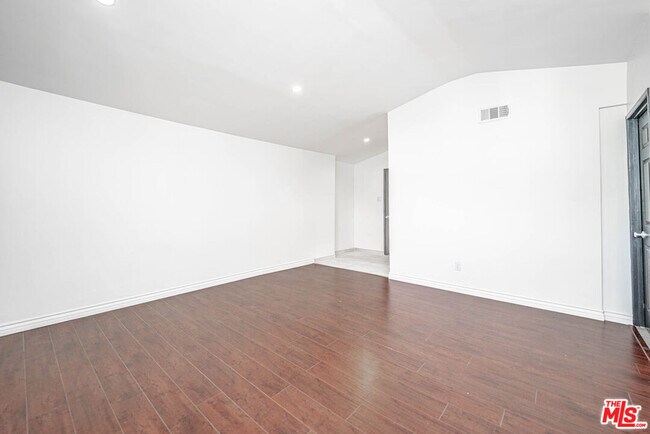 Building Photo - 20746 Clarendon St