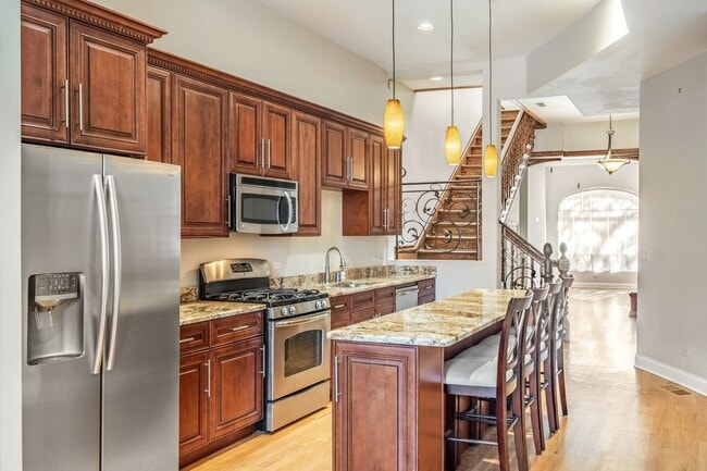 Building Photo - 2140 W Monroe St