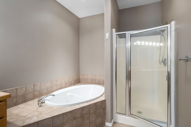 Building Photo - Beautiful Eagle Crest Home with Stunning Views and High-End Features!