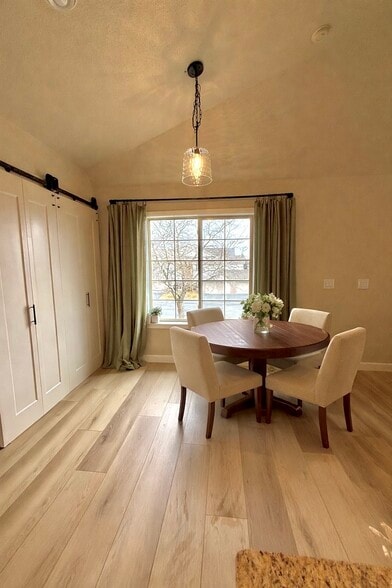 Building Photo - 827 Cheyenne Ave