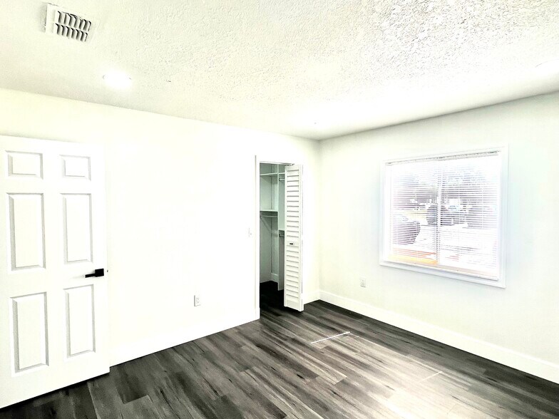 Building Photo - 5208 Via Hacienda Cir