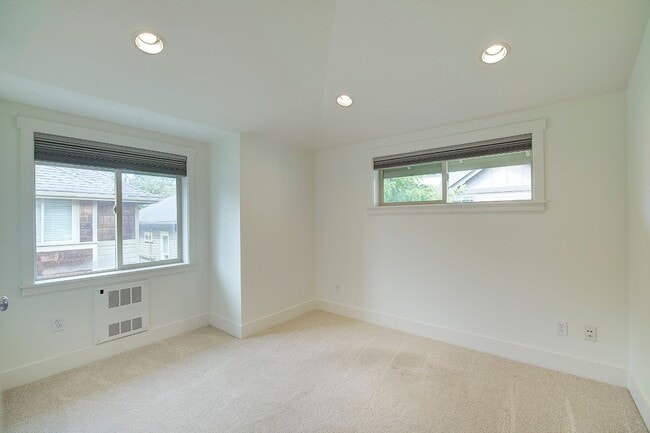 Building Photo - 2Bd/1.5Ba Seattle Townhouse