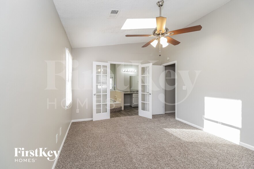 Building Photo - 5800 Old Meadow Rd