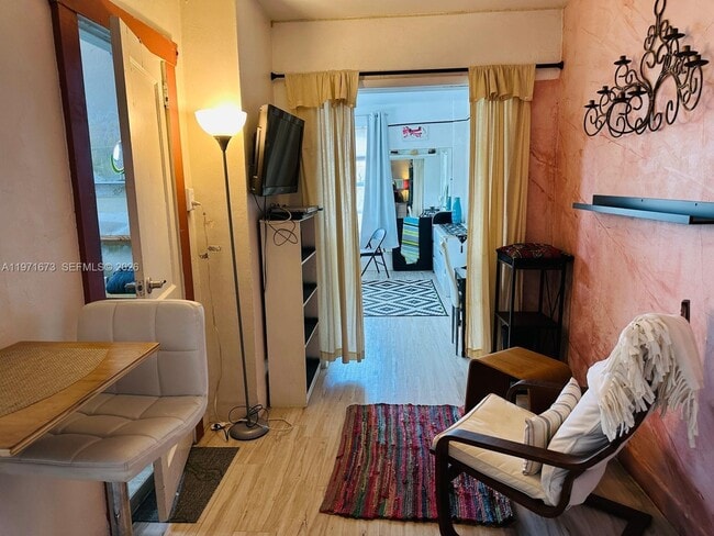 Building Photo - 428 SW 9th St