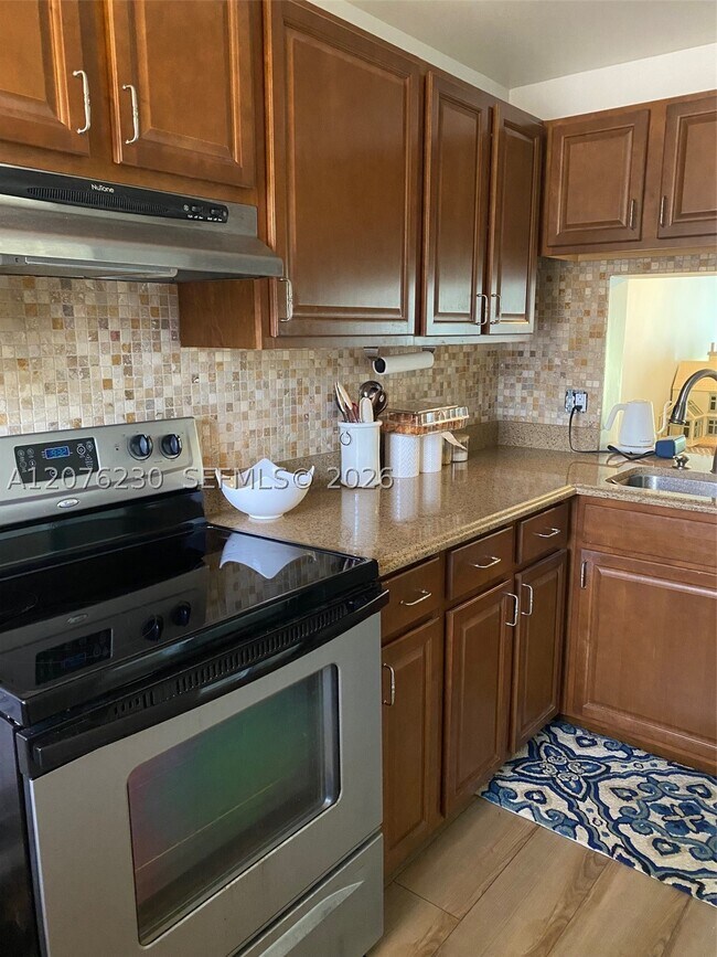 Building Photo - 9420 Poinciana Pl