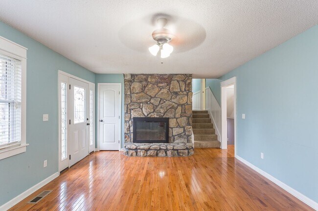 Building Photo - 4 Bedroom Rental in East Brainerd!