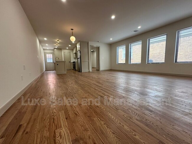 Building Photo - 911 NE 16th St