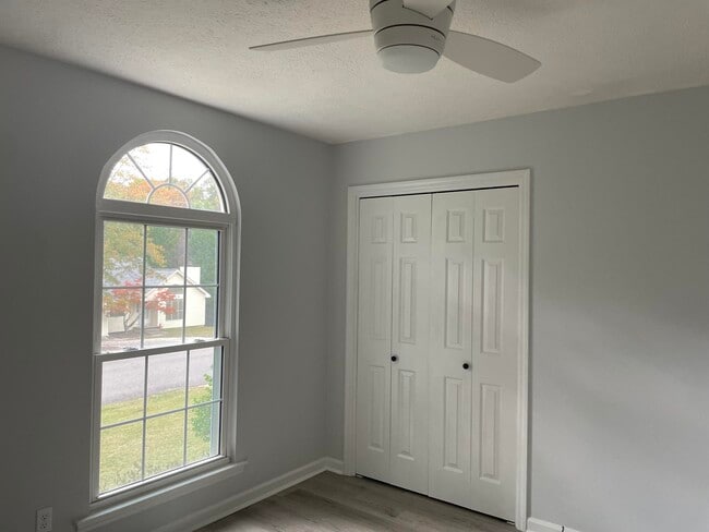 Building Photo - 438 Greenwich Dr