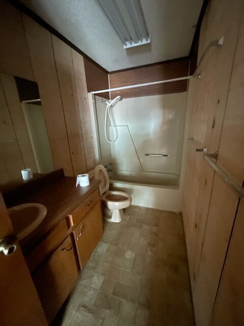 Building Photo - 3 Bedroom 1 bath apartment