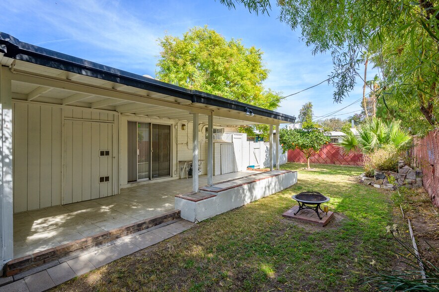 Private Backyard 6 - 1809 E Colter St