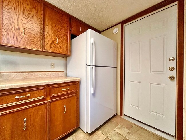 Building Photo - Warm & Inviting 3 Bed, 2 Bath Home with 2-Car Garage & Fireplace