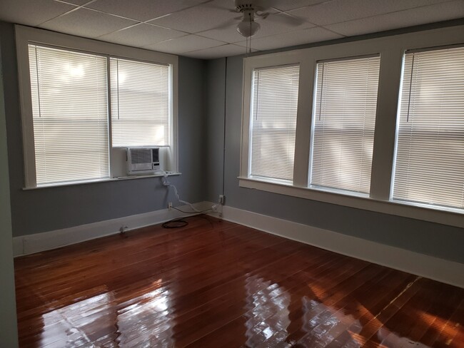 Building Photo - 304 N Westland Ave