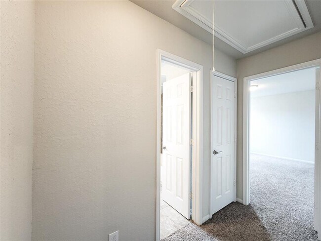 Building Photo - 14711 Sycamore Side Wy