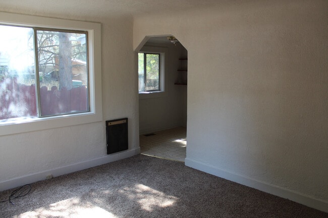 Building Photo - 1518 Siskiyou St