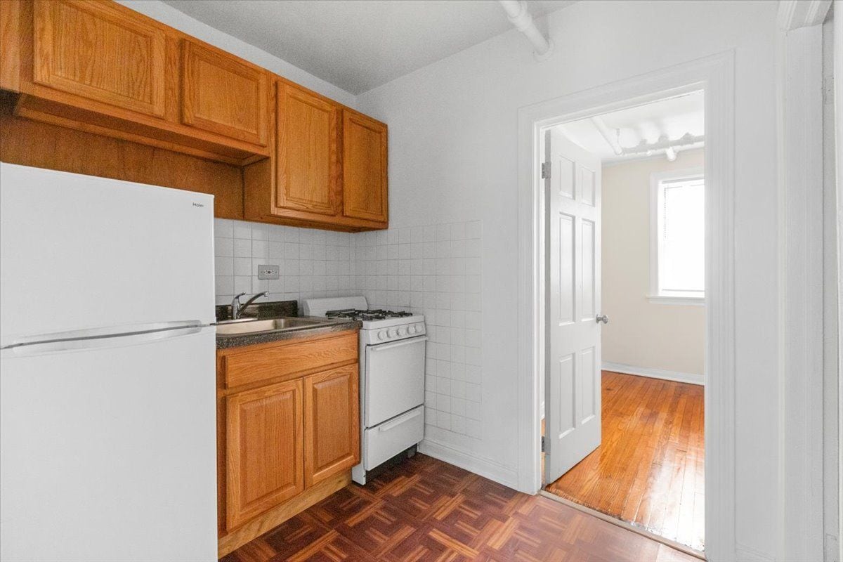 Building Photo - 1421 W Farwell Ave