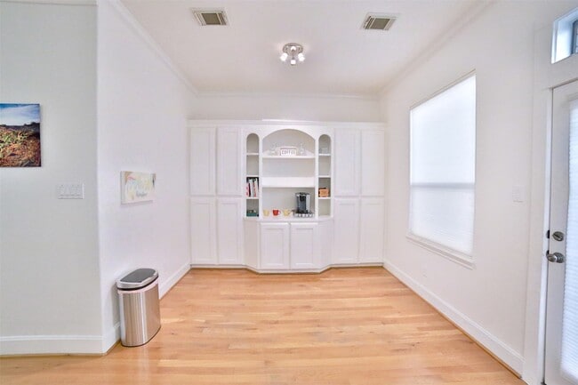 Building Photo - 2410 Dorrington St