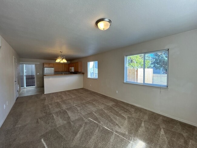 Building Photo - 3 Bedroom Townhouse in The Pines at Pilot ...