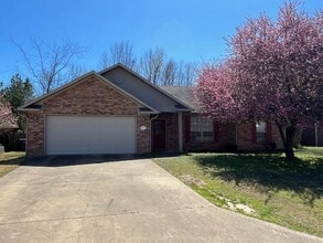 Building Photo - Introducing a charming 3-bedroom, 2-bathroom house located in the desirable area of Russellville,...