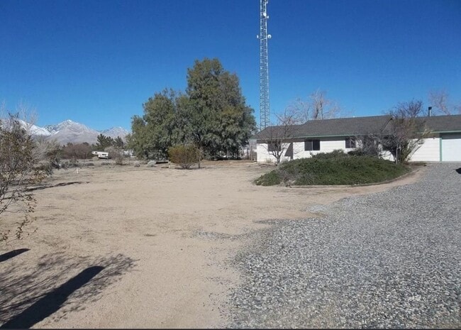 Building Photo - 3Bed, 2Bath **ON 2.5 ACRES!** Internet Paid.