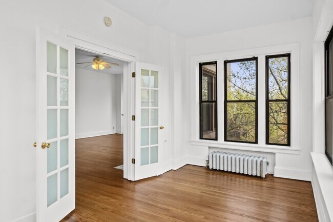 Building Photo - 1347 E Hyde Park Blvd