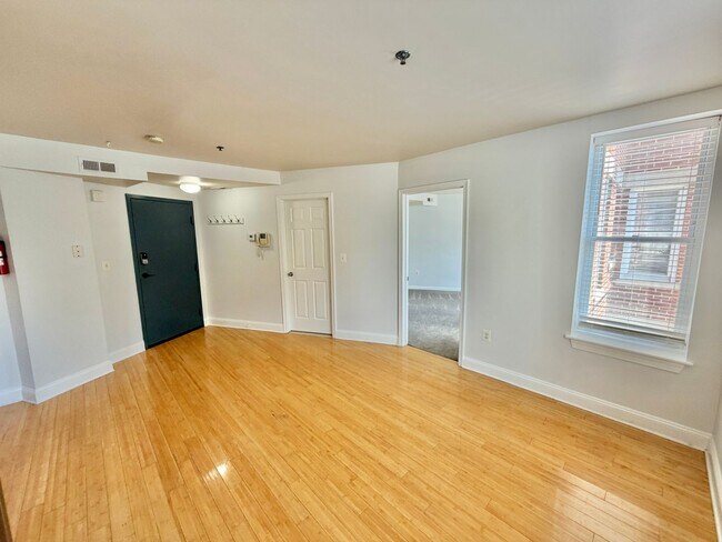 Building Photo - Great 1 Bed 1 Bath in Eckington/Bloomingdale at the Madison Condominiums