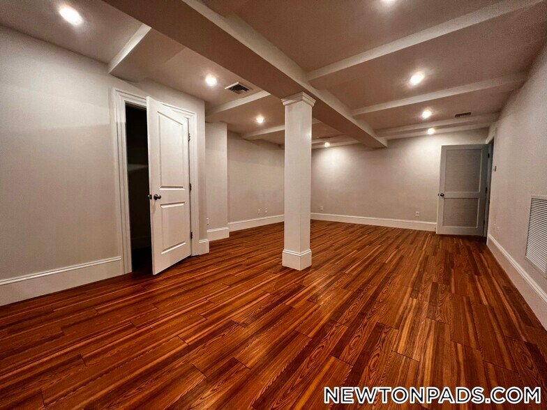 Building Photo - 2044 Beacon St