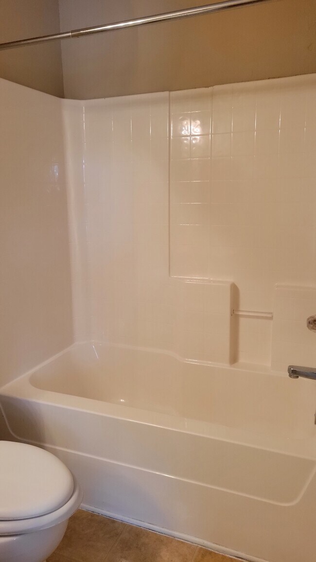 Upstairs Bath - 7863 Melvin Rd