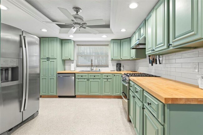 Building Photo - 320 Lake Maggiore Blvd S